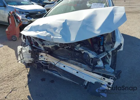 2021 Toyota Camry Le z USA, uszkodzony, nr VIN 4T1R11AK6MU577717